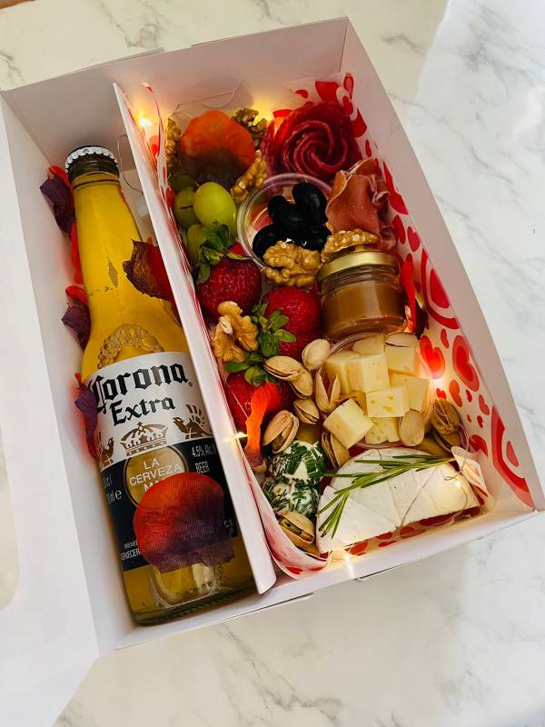 Propuesta 1: Caja botellín de cerveza más picoteo de queso y charcutería